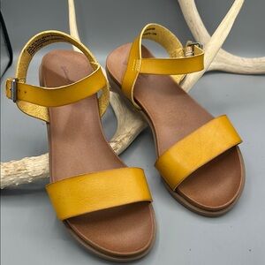 Universal Thread Sandals Sz 6.5